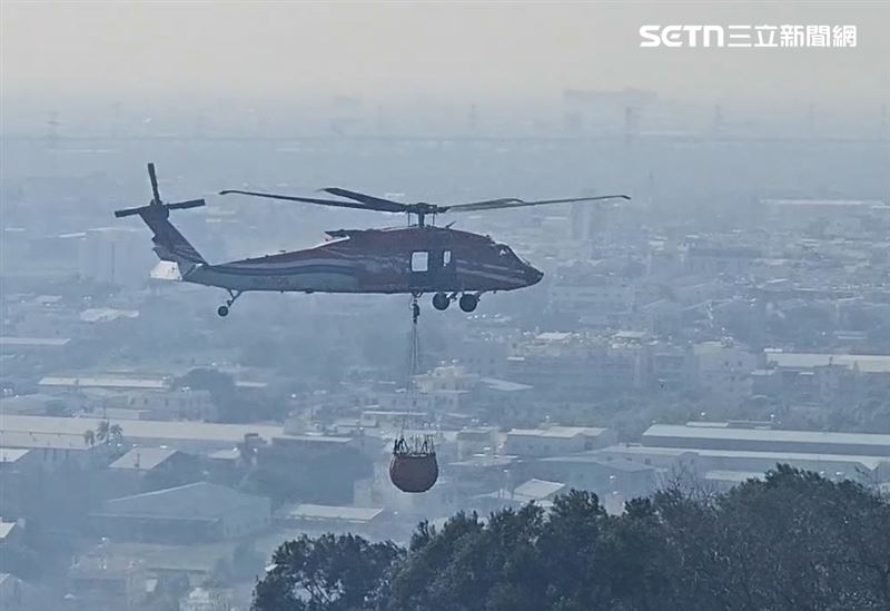 黑鷹直升機協助救火，共投水9次18噸。（圖／翻攝畫面）