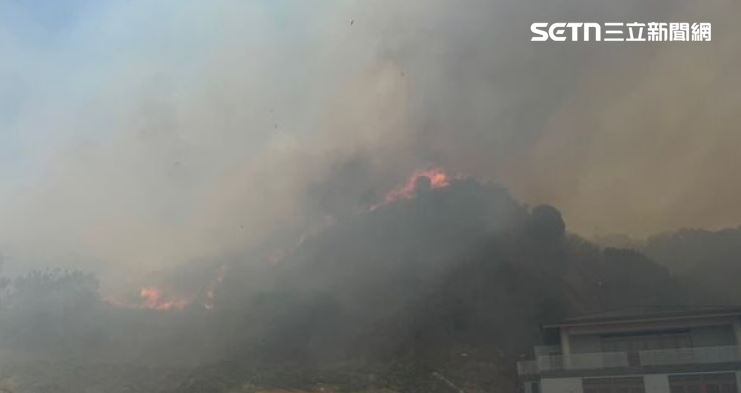 台中大肚區第四公墓發生火警，火勢猛烈。（圖／翻攝畫面）