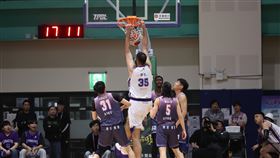 新竹攻城獅回歸的洋將辛巴貢獻15分9籃板。（圖／TPBL提供） 
