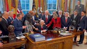 美伊衝突升溫，基督教領袖齊聚白宮為川普祈禱。