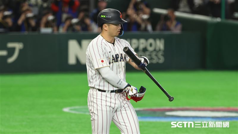 WBC韓日戰，日本隊中外野手鈴木誠也在滿壘選到保送擠回超前分。（圖／特派記者劉彥池攝影）