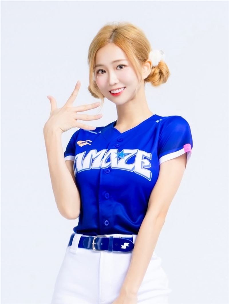 富邦悍將啦啦隊的秀秀子外型高挑亮眼&nbsp;。（圖／翻攝自IG@showshowz1124）