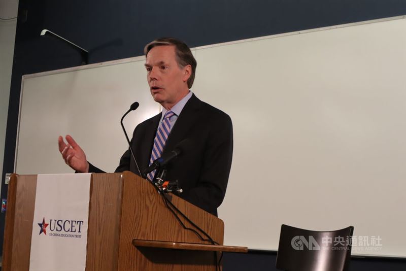 美國喬治華盛頓大學6日舉行座談會，前駐中國大使伯恩斯出席，呼籲川普謹守協防台灣軍事義務