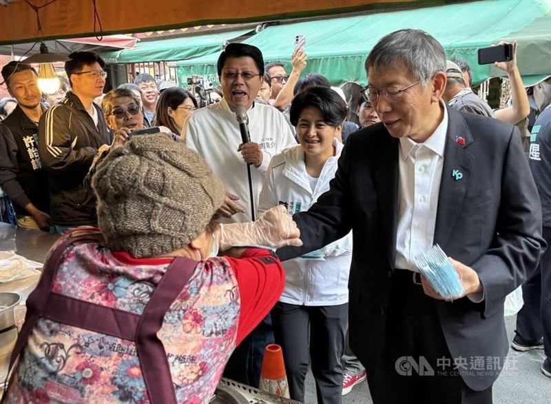 民眾黨創黨主席柯文哲（前右）7日在台南市新營區宮廟上香參拜，且陪同民眾黨市議員參選人在市場掃街