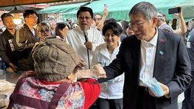 民眾黨創黨主席柯文哲（前右）7日在台南市新營區宮廟上香參拜，且陪同民眾黨市議員參選人在市場掃街。