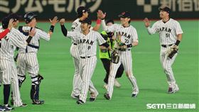 WBC韓日戰，日本隊8：6擊敗韓國隊，球員賽後擊掌慶祝勝利。（圖／特派記者劉彥池攝影）