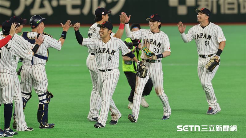 WBC韓日戰，日本隊8：6擊敗韓國隊，球員賽後擊掌慶祝勝利。（圖／特派記者劉彥池攝影）