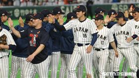 WBC韓日戰，日本隊8：6擊敗韓國隊，大谷翔平賽後和隊友擊掌慶祝勝利。（圖／特派記者劉彥池攝影）
