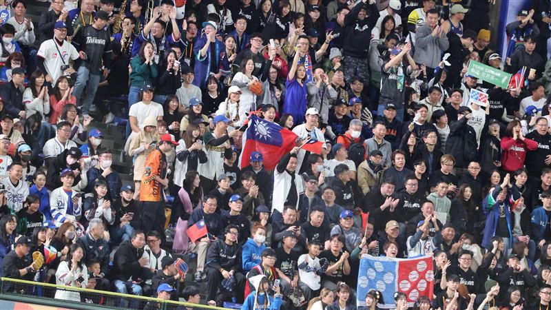 世界棒球經典賽（WBC）C組預賽6日晚間在東京巨蛋上演台日大戰，台灣隊持續陷入大比分落後劣勢，台灣球迷仍在場邊賣力為選手加油打氣