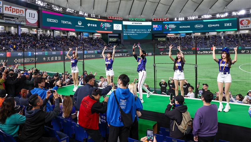 世界棒球經典賽（WBC）C組預賽5日在日本東京巨蛋開打，首戰由台灣隊迎戰澳洲隊。台灣啦啦隊入場預先與球迷練習加油應援口號