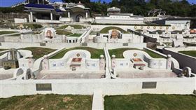 早期墳墓區都是亂葬崗，荒煙漫草，清明掃墓往往要鋤草，甚至要將小灌木連根拔除。 （示意圖／楊登嵙提供）