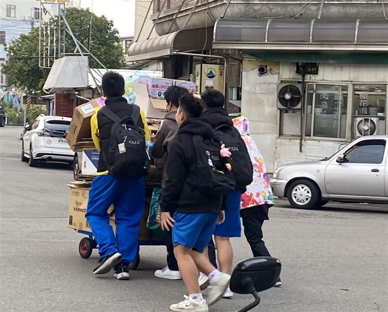 作家吳曉樂日前在台中清水目睹4名國中生幫阿嬤合推回收車，在社群平台分享這暖心畫面，網友也紛紛稱讚學生的行為，直呼感動。（翻攝自吳曉樂臉書）