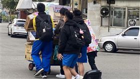 作家吳曉樂日前在台中清水目睹4名國中生幫阿嬤合推回收車，在社群平台分享這暖心畫面，網友也紛紛稱讚學生的行為，直呼感動。（翻攝自吳曉樂臉書）
