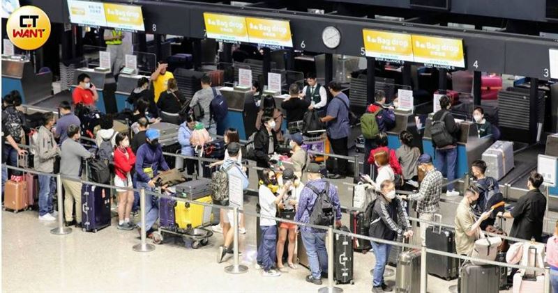 航空燃油價格飆破80%，有國外分析師示警，暑假機票價格恐怕會大漲。（示意圖／方萬民攝）