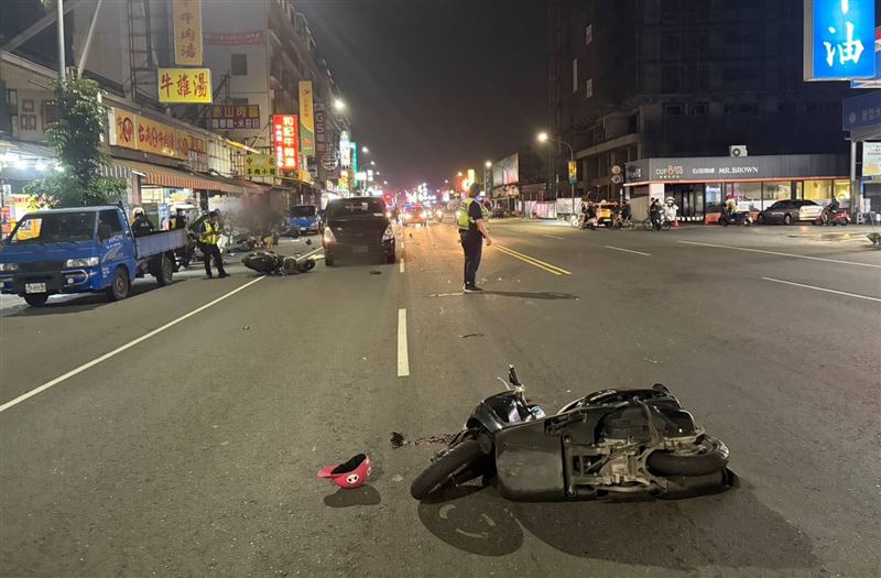 高雄市小港區中安路7日晚間發生一起嚴重死亡車禍。（圖／翻攝自「記者爆料網」）