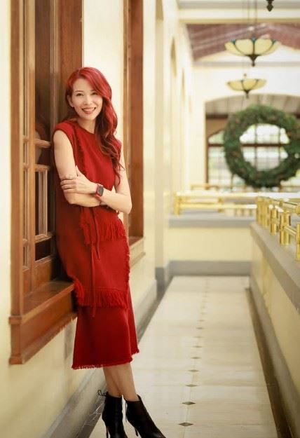 現年52歲的蔡少芬日前在個人Instagram分享最新近照，只見她染上一頭亮眼紅髮，整體造型充滿活力，搭配簡單清爽的穿搭與纖細手臂線條，看起來狀態極佳。（圖／翻攝自蔡少芬IG）