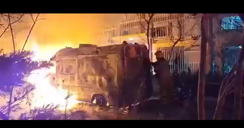 美以轟炸伊朗殺紅眼，伊朗官媒法斯新聞社PO出影片，顯示首都德黑蘭一輛救護車遭以軍轟炸而熊熊燃燒。（圖／翻攝自X平台 @FarsNews_Agency）