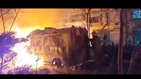 美以轟炸伊朗殺紅眼，伊朗官媒法斯新聞社PO出影片，顯示首都德黑蘭一輛救護車遭以軍轟炸而熊熊燃燒。（圖／翻攝自X平台 @FarsNews_Agency）