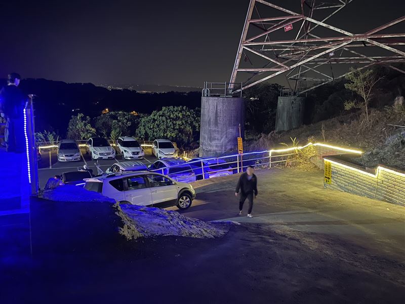 倒車過程不慎，施男下車查看時車輛突然翻覆。（圖／翻攝畫面）