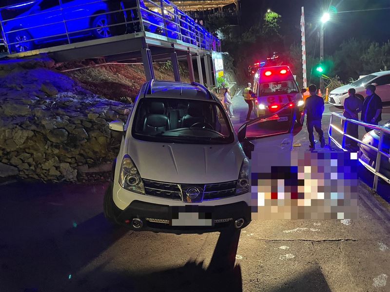 施男被重壓在車下倒臥在血泊中死亡。（圖／翻攝畫面）