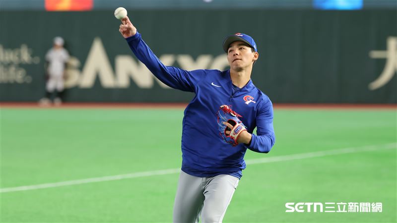 WBC台韓戰賽前練習，台灣隊外野手陳晨威傳接球。（圖／特派記者劉彥池攝影）