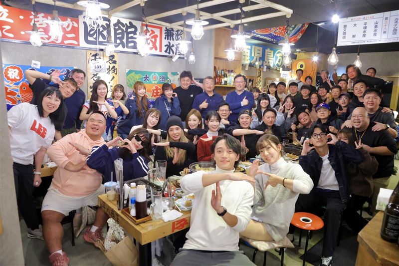 蔡其昌請應援團長、啦啦隊女孩吃飯，感謝每一個默默的英雄們。（圖／翻攝自蔡其昌Threads）