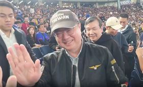 在東京巨蛋內，行政院長卓榮泰熱情和球迷擊掌。（圖／翻攝自Threads @liaojunwei33授權）