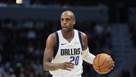 達拉斯獨行俠後衛米道頓（Khris Middleton）因將牙套朝「觀眾席方向」投擲，被處以25000美元（約新台幣80萬元） 的罰款。（圖／美聯社／達志影像）