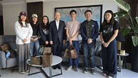 駐巴林代表處全程派員協助3名滯留巴林的國人經陸路赴沙烏地阿拉伯，搭乘商業航班離境。（圖／外交部提供） 