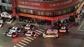 擦肩碰撞爆衝突！台中22歲男暴怒揪3友尋仇　持球棒暴打圍毆1男（圖／翻攝畫面）