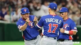 WBC台韓戰球員介紹，台灣隊總教練曾豪駒和費爾柴爾德（Stuart Fairchild）比手指愛心。（圖／特派記者劉彥池攝影）