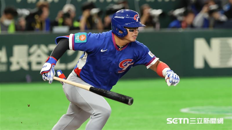 WBC台韓戰，台灣隊二壘手鄭宗哲打成一壘滾地球出局。（圖／特派記者劉彥池攝影）