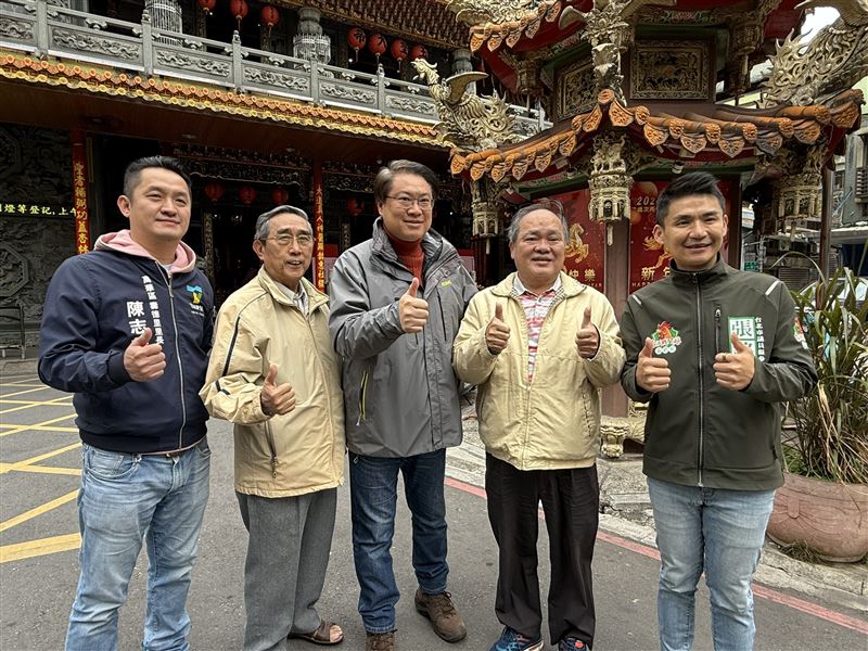 林右昌（中）陪張銘祐車掃