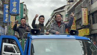 林右昌陪張銘祐車掃　民調前凝聚基層力量
