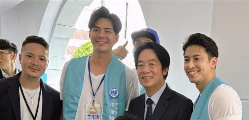 郭唐佑前進總統府做公益。（左起）社團法人中華身心障礙者職業技藝協會理事長陳宇璿、郭唐佑、賴清德總統、曹育豪師傅。（圖／唐居國際娛樂提供）