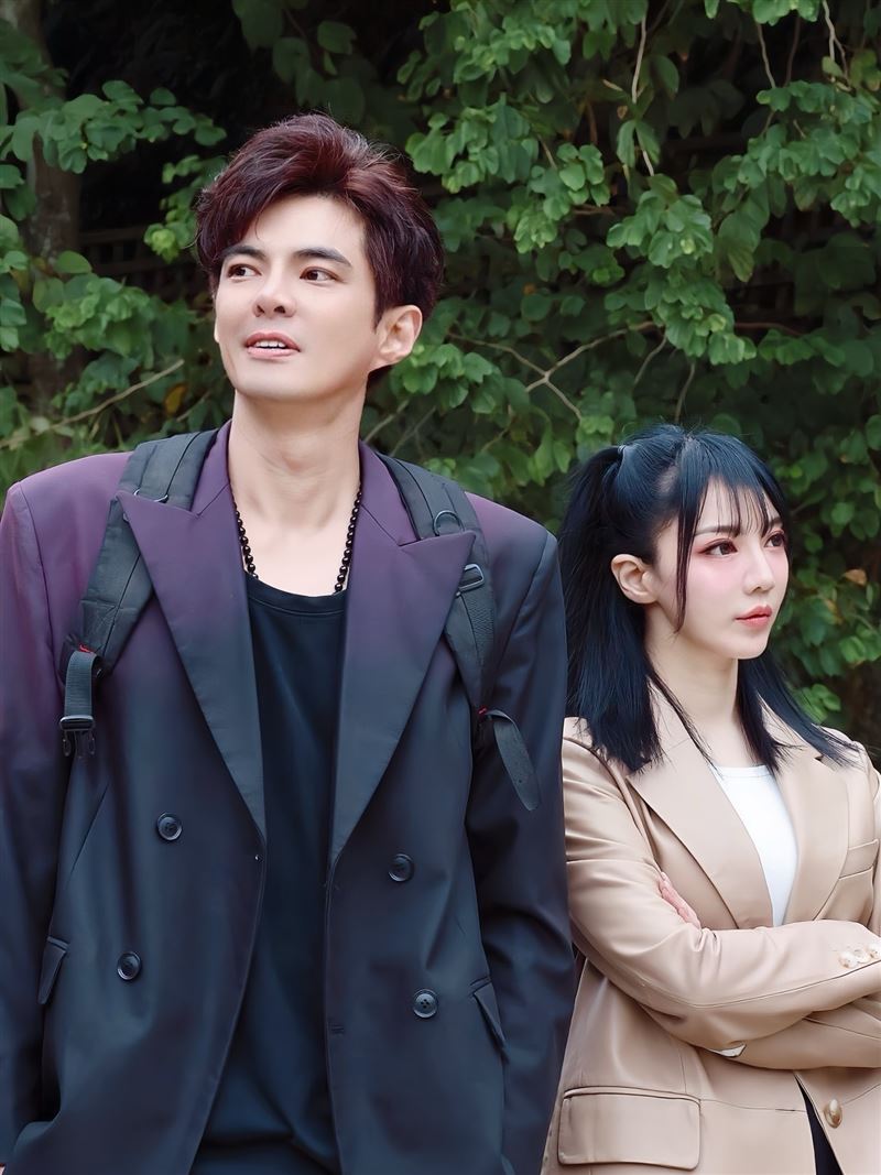 豎屏劇《整人專家》男主角郭唐佑（左）及女主角王寶兒（右）。（圖／唐居國際娛樂提供）