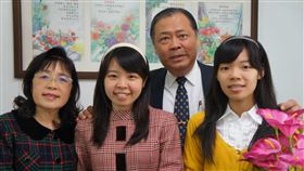 陳光復與太太及兩個女兒於2014年合照（圖／翻攝自陳光復臉書）