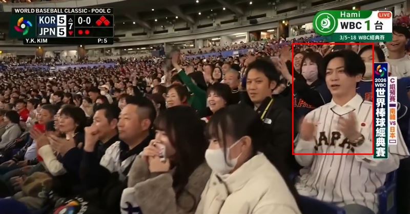 除了夫妻倆外，WBC轉播鏡頭還捕捉到偶像男星龜梨和也在觀眾席。（圖／翻攝自Threads）