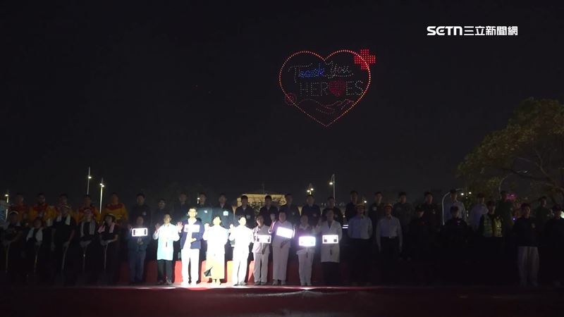 遊行開始前以1000架MIT無人機帶來「幕後英雄」的科技燈光秀，向各行各業的無名英雄致敬