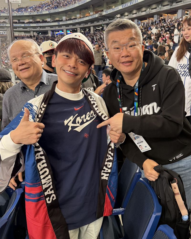 反指標蔡阿嘎到東京巨蛋為韓國隊應援，蔡其昌也現身大讚。（圖／翻攝自蔡阿嘎臉書）