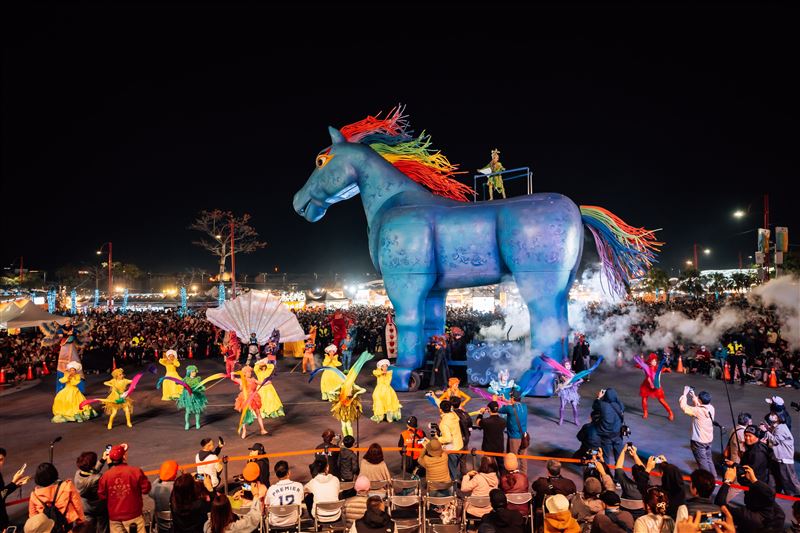 交通部觀光署表示，燈會開展後嘉義縣市觀光人潮明顯提升，其中燈會周邊住宿率在假日已達95%至100%，嘉義市假日住宿率也突破9成，整體住房成長幅度超過34%。。（圖／文總提供）