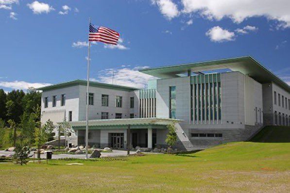 美國駐挪威大使館。隨著美國和伊朗的戰爭進入第九天，8日凌晨美國使館驚傳爆炸。（圖／翻攝自X平台 @BreakingXAlerts）