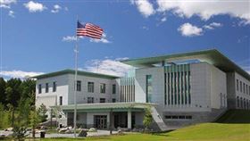 美國駐挪威大使館。隨著美國和伊朗的戰爭進入第九天，8日凌晨美國使館驚傳爆炸。（圖／翻攝自X平台 @BreakingXAlerts）