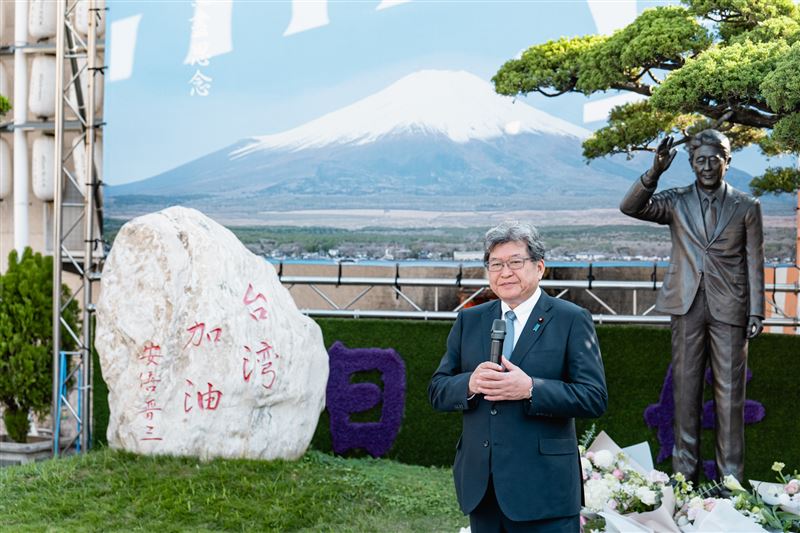 圖為萩生田光一眾議員暨八王子市訪問團2025年11月23日訪問高雄市，向日本前首相安倍晉三銅像致意。（圖／翻攝自高雄市政府）