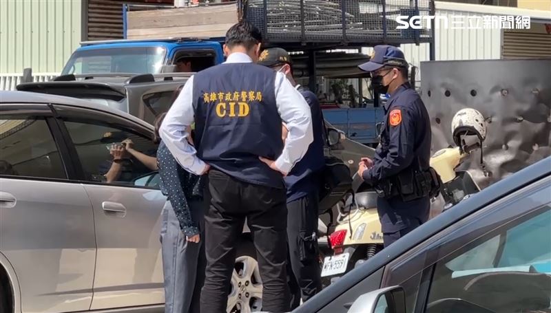 檢警上門了解事發經過，整個屋子瀰漫著低迷氣氛，壓得人幾乎喘不過氣。（圖／翻攝畫面）