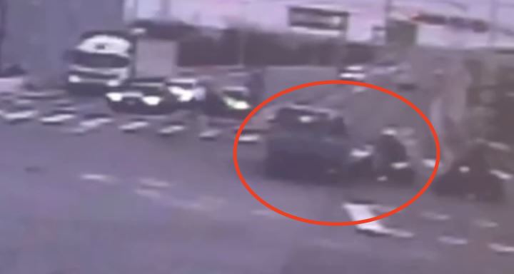 17歲少年與小貨車在路口發生碰撞。（圖／翻攝畫面）