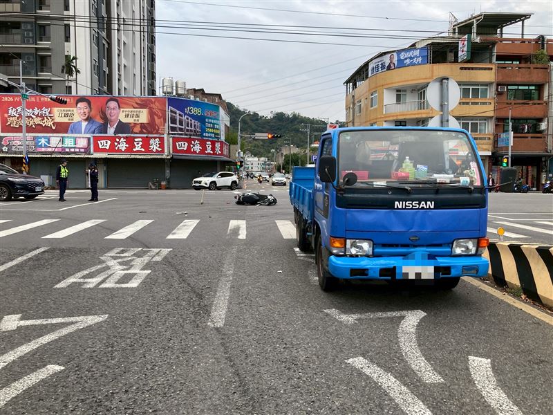 小貨車通過路口時疑似闖紅燈。（圖／翻攝畫面）