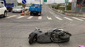 台中,豐原,17歲少年,無照騎機車,小貨車,闖紅燈（圖／翻攝畫面）
