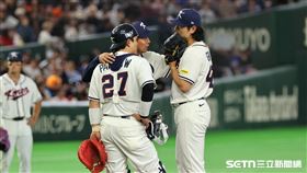 WBC台韓戰，台灣隊一壘手吳念庭敲出安打，韓國隊投手教練喊暫停。（圖／特派記者劉彥池攝影）