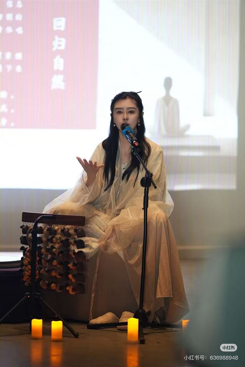 王祖賢日前舉辦頌缽靜心分享會，以一身白色素雅長裙亮相。（圖／翻攝自小紅書）